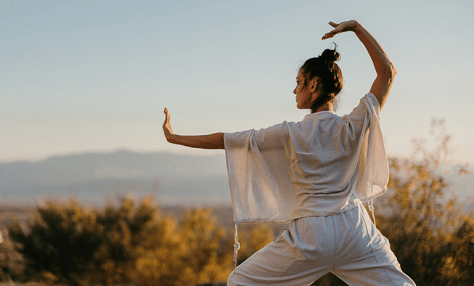 Femme pratiquant le Tai Chi - Agrandir l'image, fenêtre modale